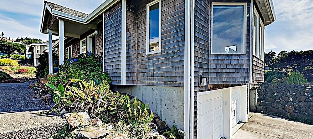 Stunning Coastal Getaway W/ Firepit, Walk To Beach 3 Bedroom Home, Oceanside — photo 1