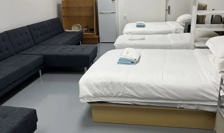 2 Double 1 Single 2 Sofa Beds - Suite 6, Нью-Линн — фото 1