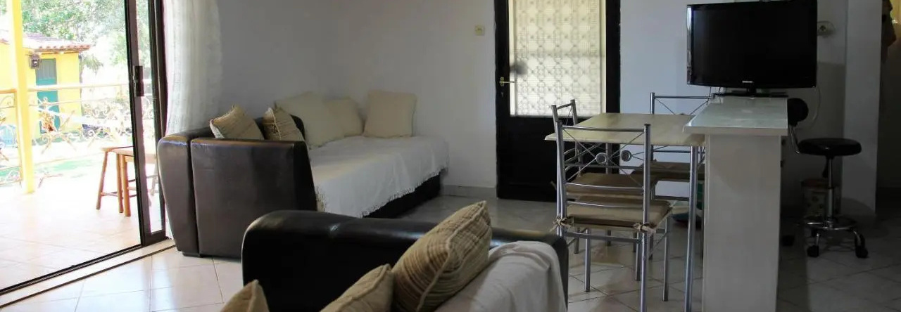 Amarynthos Beachfront Vacation House with garden, 加拉齐亚内拉 — 照片 1