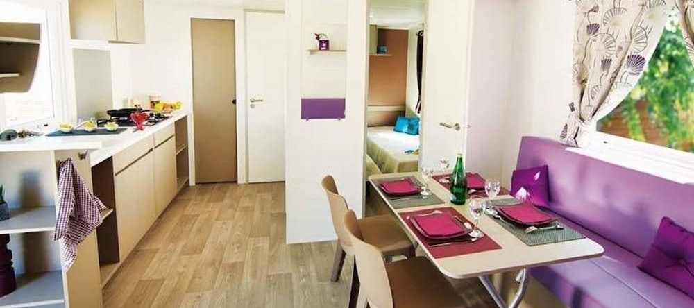 Cozy Mobile Home With Covered Terrace On A Luxury Campsite, Месанж — фото 1