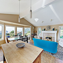 Stunning Coastal Getaway W/ Firepit, Walk To Beach 3 Bedroom Home, Oceanside — photo 4