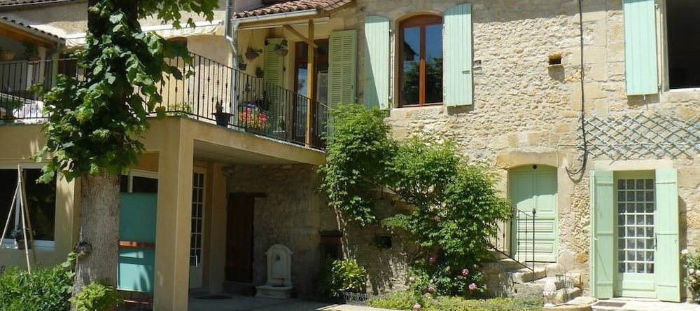 Chambres D'hôtes & Gites Pouget, Лез-Эзи-де-Тайак-Сирёй — фото 1