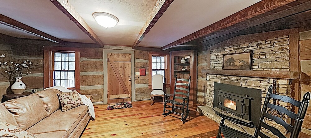 New Listing! Authentic Escape Near Asheville 3 Bedroom Home, 弗莱彻 — 照片 1