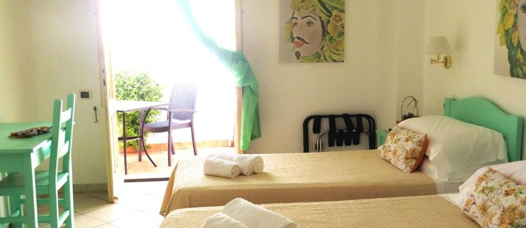Stromboli Trekking Accommodation - Room and Excursion for 2 included, 斯特龙博利 — 照片 1