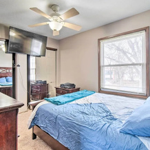 Cedar Rapids Rental w/ Yard ~ 6 Mi to Downtown!, Cedar Rapids — photo 2