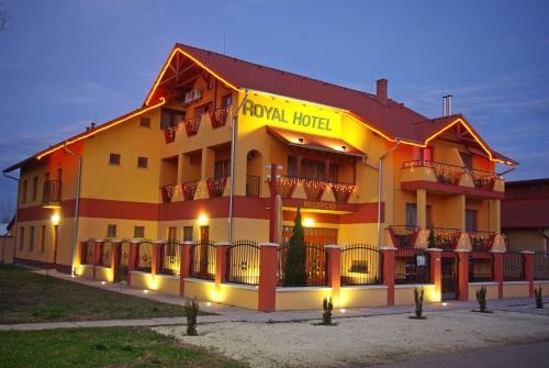 Royal Hotel, Cserkeszolo — photo 1