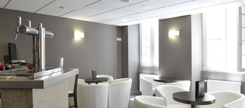 Hôtel du Commerce, 纳瓦尔恩 — 照片 1