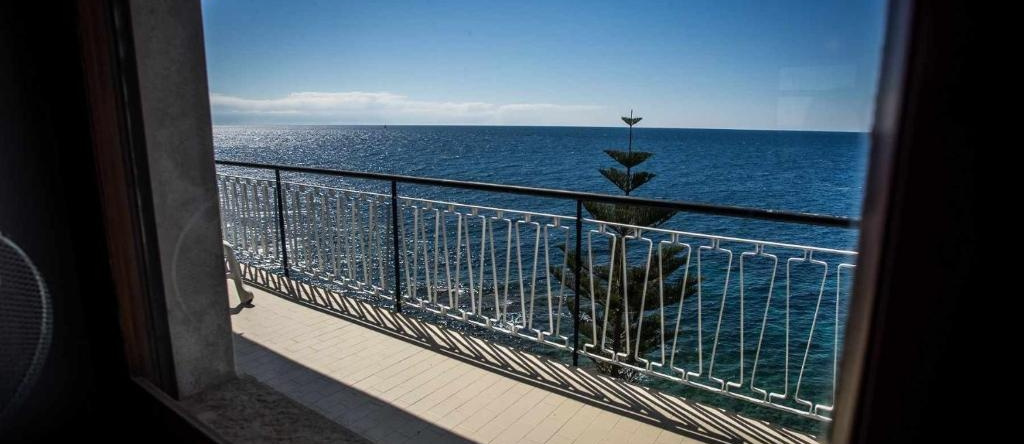 Appartamento in locazione sul mare ad Ospedaletti con piena vista mare, 奥斯佩达莱蒂 — 照片 1