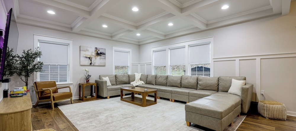 1 Mile to Quantico: 5BR Home w/ Game Room!, 特里安格尔 — 照片 1