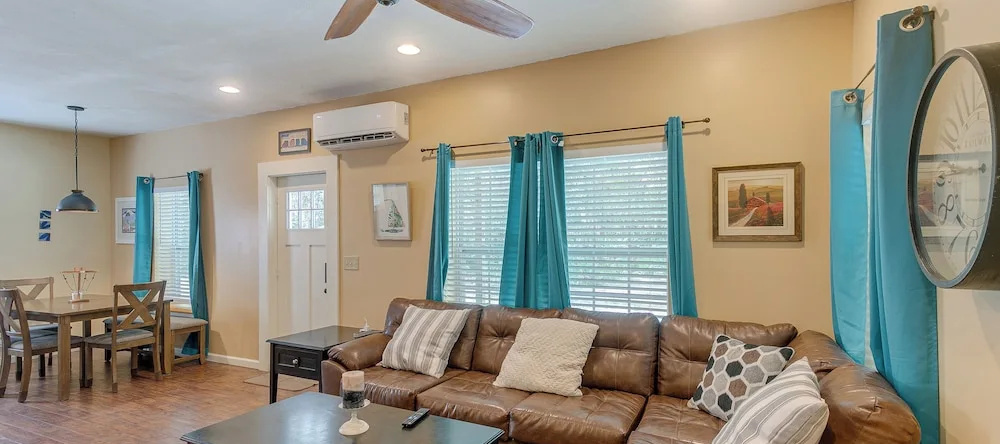 Charming Darien Hideaway w/ Porch, Near Downtown!, 达里恩 — 照片 1