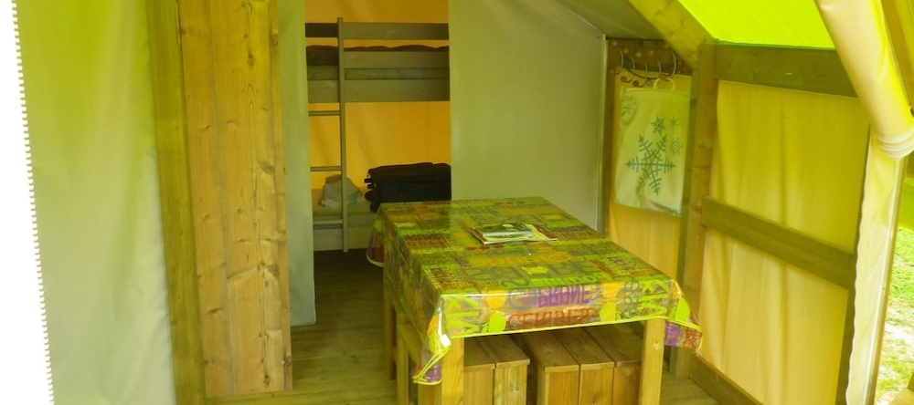 Camping Les Poutiroux - Tente Lodge, 利梅伊 — 照片 1