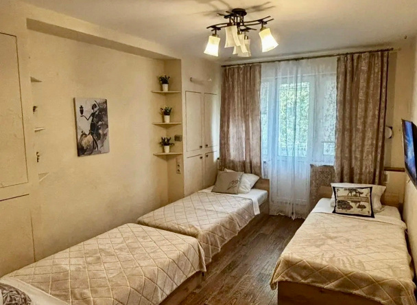 Komfortnaya Dvukhkomnatnaya, Est 4 Razdelnykh Spalnykh Mesta Flat, 加里宁涅茨 — 照片 1