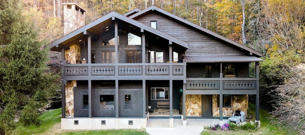 Outland Chalet & Suites Great Smoky Mountains, Whittier — photo 1
