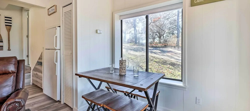 Lakefront Grove Cabin: Shared Dock & Seasonal Pool, 安德森 — 照片 1