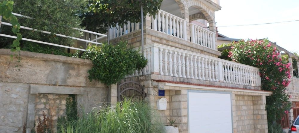 Villa Mara, Komarna — photo 1