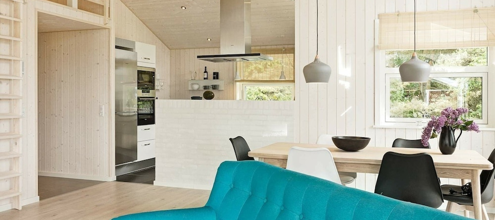 Beautiful Holiday Home in Aakirkeby With Barbeque, 东瑟马肯 — 照片 1
