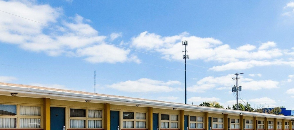 Econo Lodge Topeka, Топека — фото 1