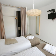 Beautiful Modern Villa With Pool, Jacuzzi and a Luxury Kitchen Island, 普卢格雷斯康 — 照片 2