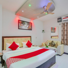 OYO 70829 Hotel Royal, 拉豪 — 照片 2