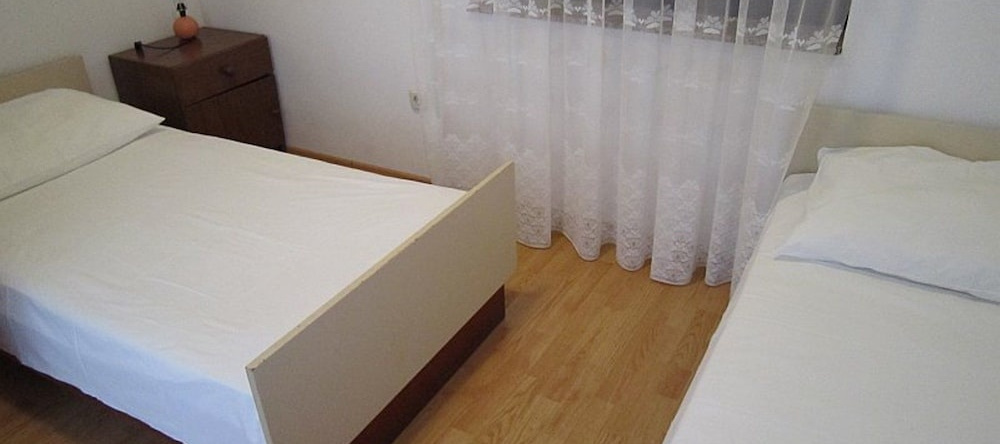 Seven-Bedroom Holiday Home in Pag, 帕格 — 照片 1