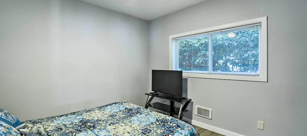 Lakefront Bremerton Vacation Rental W/ Deck!, Бремертон — фото 1