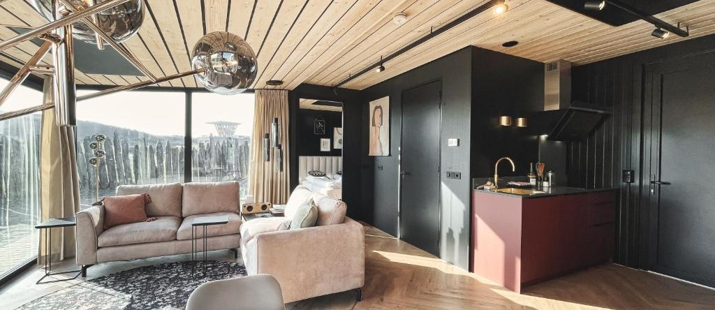 Basecamp Tiny House Eco Resort, Эймеден — фото 1