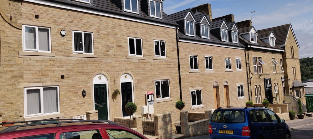 Fantastic Bradford Townhouse 6 bedrooms, 布拉德福德 — 照片 1