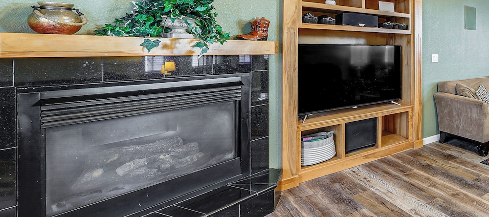 Napa Nearby! Large Home w/ Hot Tub & Dtwn Access, 赛桑城 — 照片 1