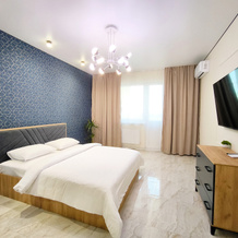 Uyutnyy Tsentr: Garderobnaya i Shkaf Na Chetverykh + Vid s Ptich'yego Poleta Apartments, 克拉斯诺达尔 — 照片 2