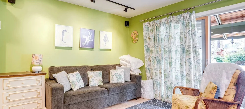 The White Elephant Inn Getaway w/ Pool & Hot Tub!, 夏洛茨维尔 — 照片 1