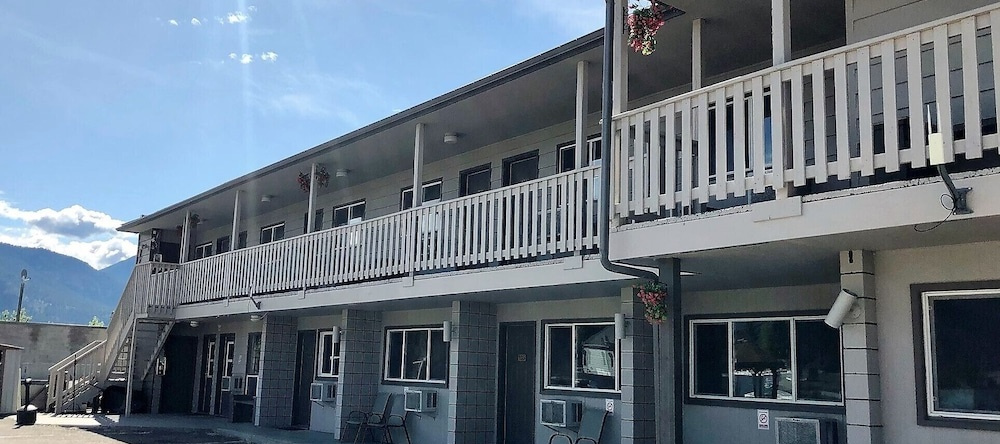 The Canterbury Inn Of Downtown Invermere, Инвермир — фото 1