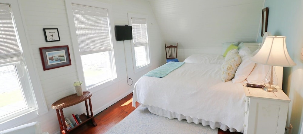 3723 Pleasant Ave. 3 Bedroom Home by RedAwning, Greenhurst — photo 1