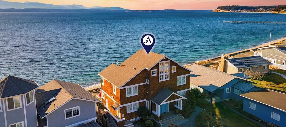 Waterfront 4bdr w Deck Stunning Views Fire Pit Cedar Street by Avantstay, 弗里兰 — 照片 1
