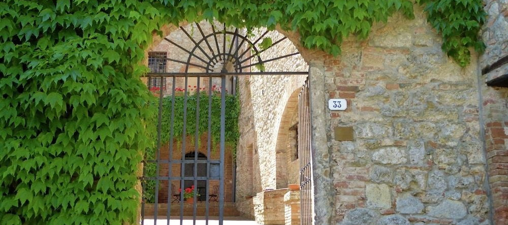 Vintage Castle In Monteriggioni Tuscany Near Forest, Монтериджони — фото 1