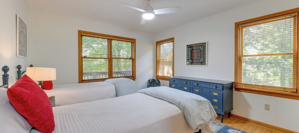 Pet-friendly Waynesville Retreat w/ Hot Tub!, 迪尔斯伯勒 — 照片 1