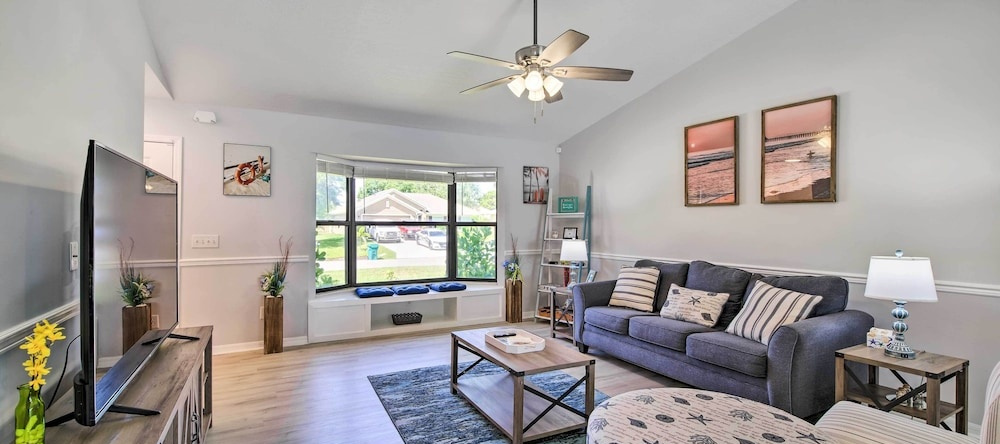 Bright Sebastian Home W/ Pool ~ 7 Mi To Beach!, Себастьян — фото 1