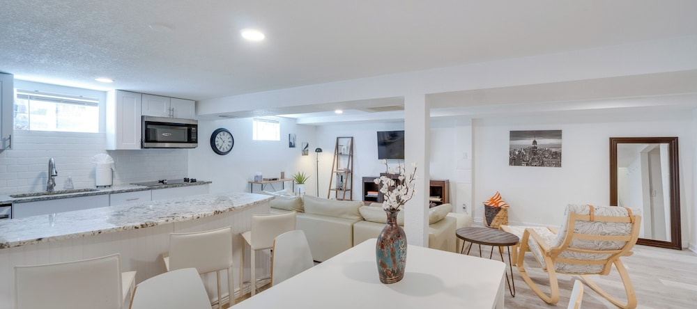 Sleek & Central Centennial Apartment w/ Fireplace!, 恩格尔伍德 — 照片 1