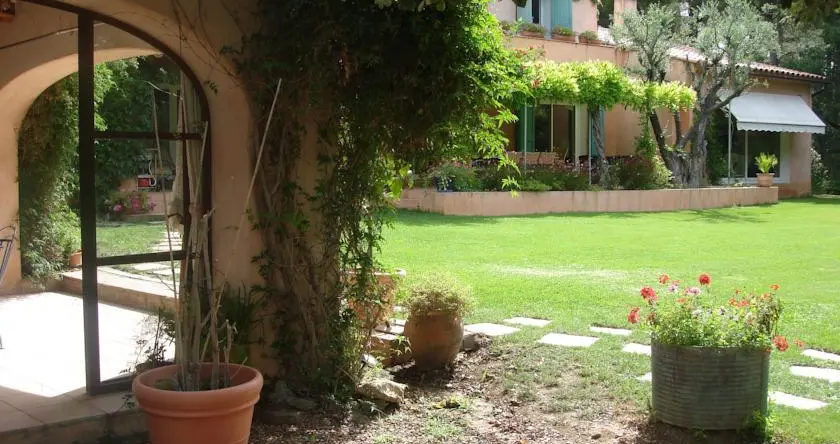 les cancades chambres d'hôtes et gîte var, Le Beausset — photo 1