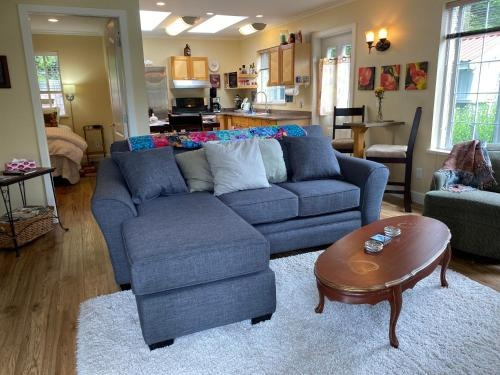 Red Roof Inn Cottage, Comox — photo 1