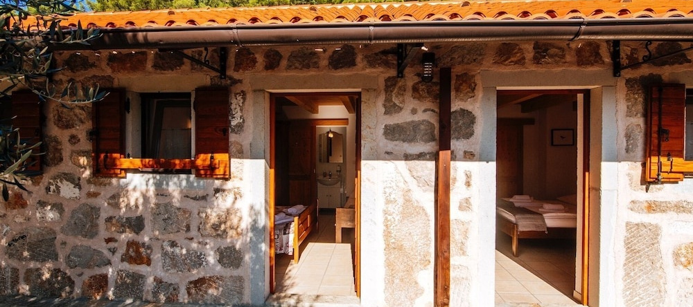 Traditional Stone House With Interiour Pool, Sauna, Garden, Terrace With BBQ, 斯塔里格勒 — 照片 1