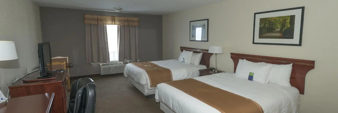 Lakeview Inns & Suites - Fort Nelson, Форт-Нельсон — фото 1