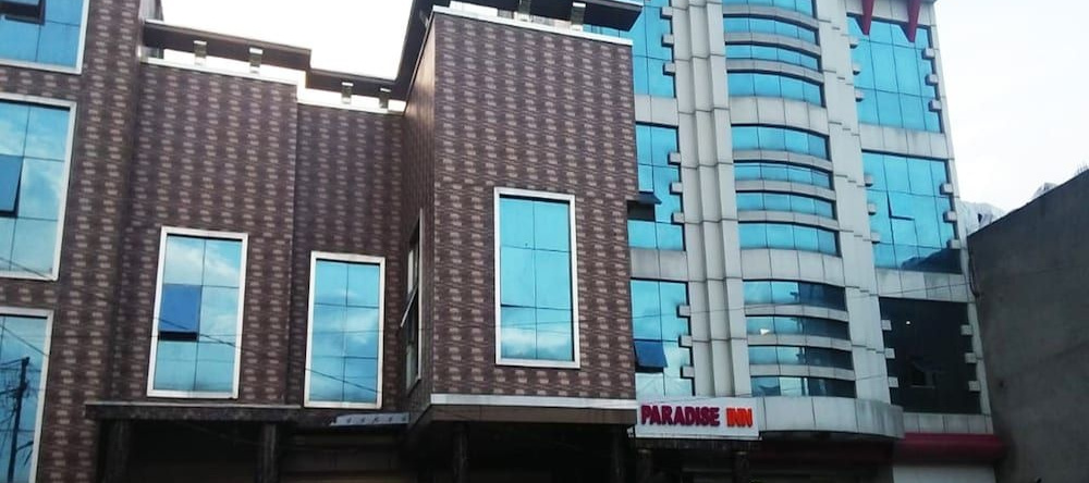 OYO Flagship 18847 Hotel Space Paradise Inn, 普拉塔普加尔 — 照片 1