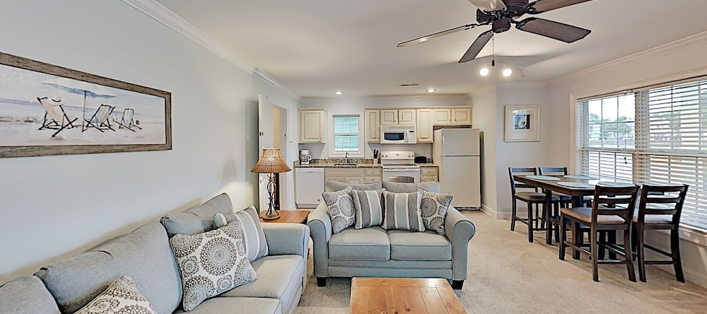 New Listing! Oceanside Village Beach W/ Pool 5 Bedroom Home, 冲浪海滩 — 照片 1