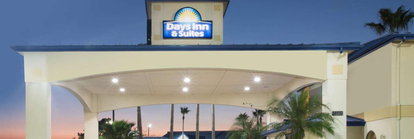Days Inn & Suites by Wyndham Winnie, 温尼 — 照片 1