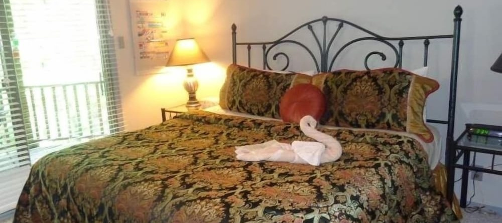 Forest view two bedroom, two bath condo on Lake Ouachita, steps away from pool and spa. by RedAwning, 艾达山 — 照片 1