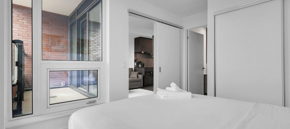 Modern Suite Steps To Port Credit Go, Миссиссауга — фото 1