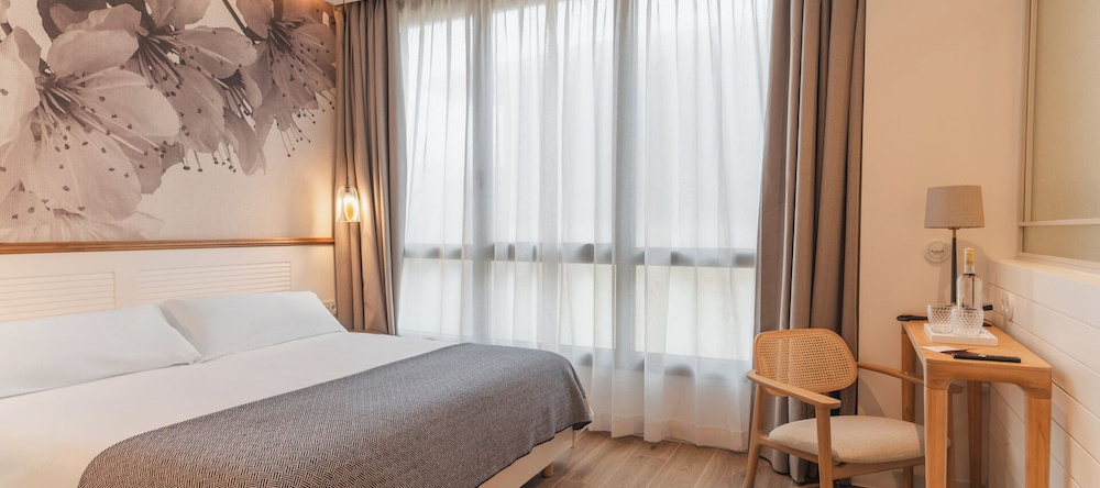 Hiru Uhinak Hotel, Деба — фото 1