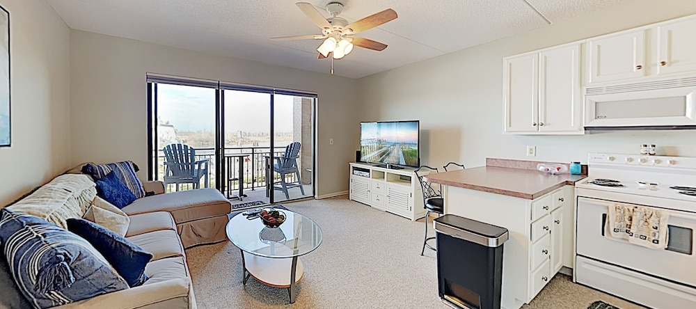 New Listing! Downtown Riverfront W/ Balcony 1 Bedroom Condo, Уилмингтон — фото 1
