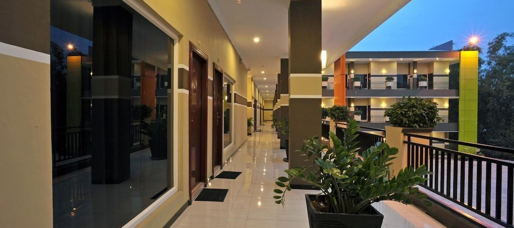 Hotel New Merdeka Pati, Pati — photo 1
