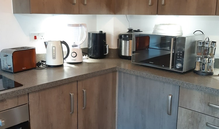 3 Bed House - Sleeps 4 - Parking - Wifi, Rushden — photo 1